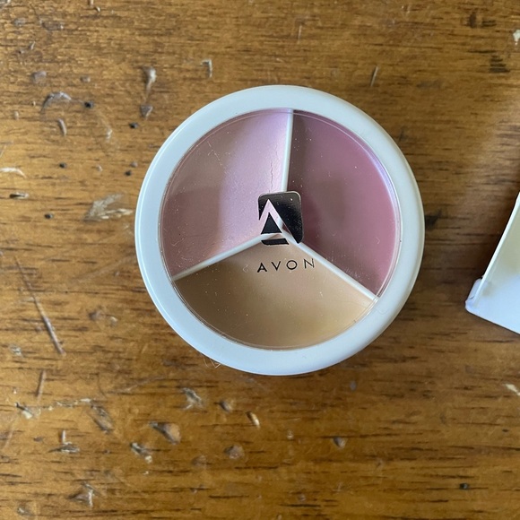 New In Box AVON Flawless Make-Up Trio - Eye  Lip Concealer Pedaling Pink - Picture 3 of 3